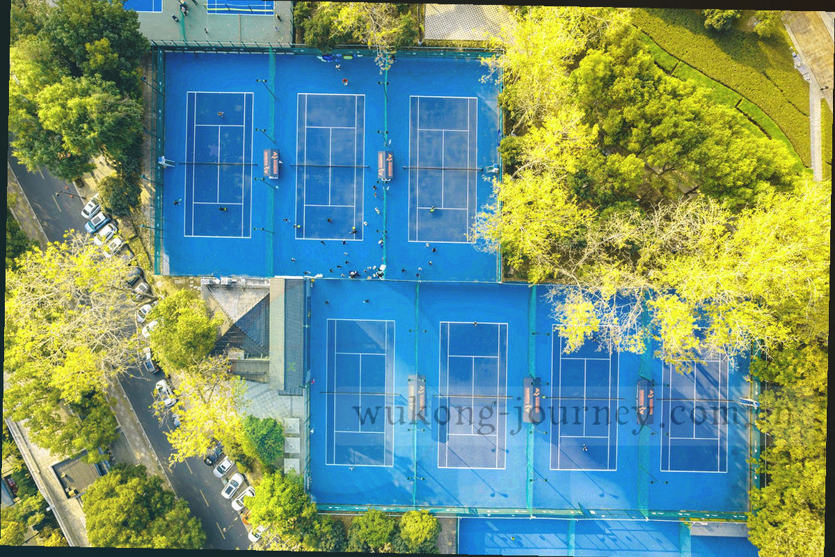 多人围绕数据看板协作的抽象场景，画面以深蓝光效与金色数据点为主